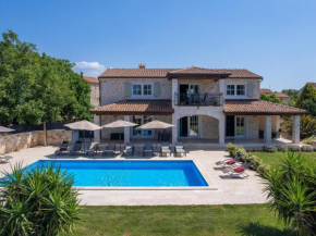 Picturesque Villa in Verteneglio with Pool, Brtonigla